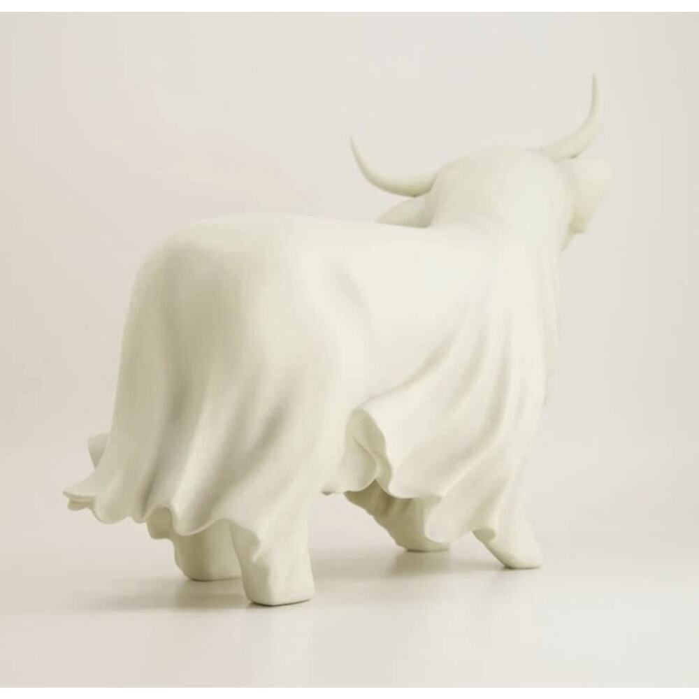 Cracker Barrel Exclusive 2026 White Highland Cow Resin Ghost, 18" NIB - Picture 4 of 4